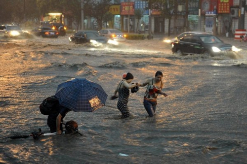 臺(tái)風(fēng)過(guò)后暴雨肆虐，智能門窗為生活添一份舒心